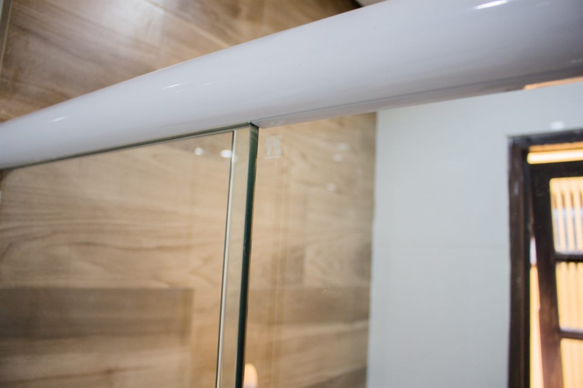 Detalhe de acabamento e vedação de box instalado